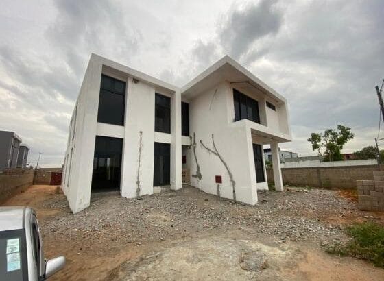 Moradia Tipo 4 duplex recém construida